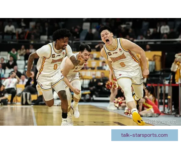 中国男篮迎战澳大利亚 强强对决激烈拼搏 锋线对抗决定胜负